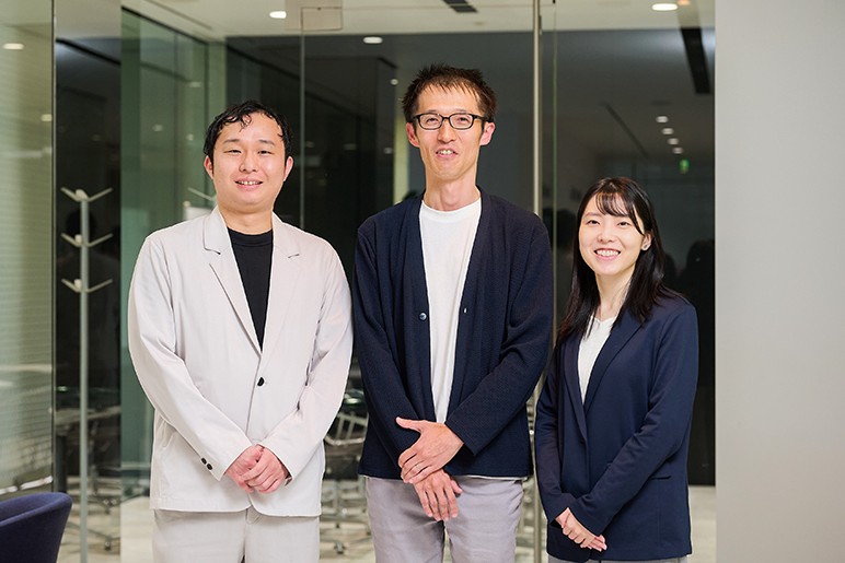 斎藤さん石田さん天井さんが並ぶスリーショット。レビューのAI化に関する記事へのリンク画像