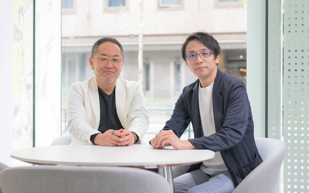 菱さん藤原さんのツーショット。エラーバジェットによる運用変革に関する記事へのリンク画像