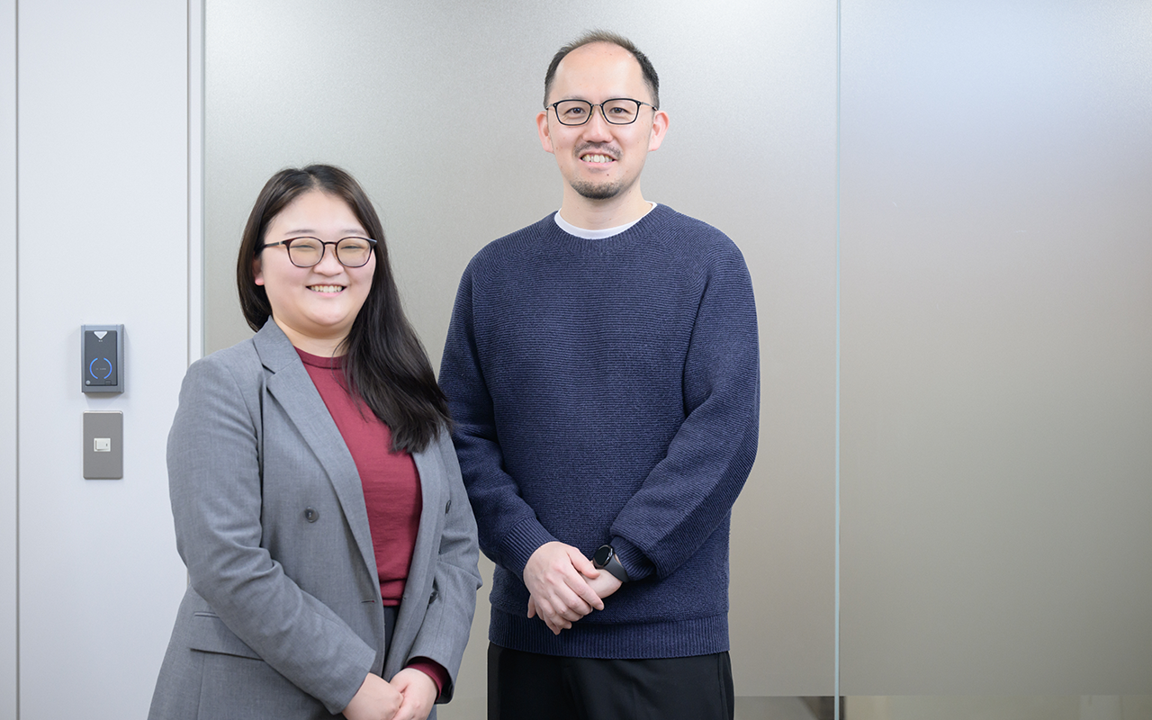 中山さん田中さんのツーショット。AI活用により求人票作成23%効率化した業務改革に関する記事へのリンク画像